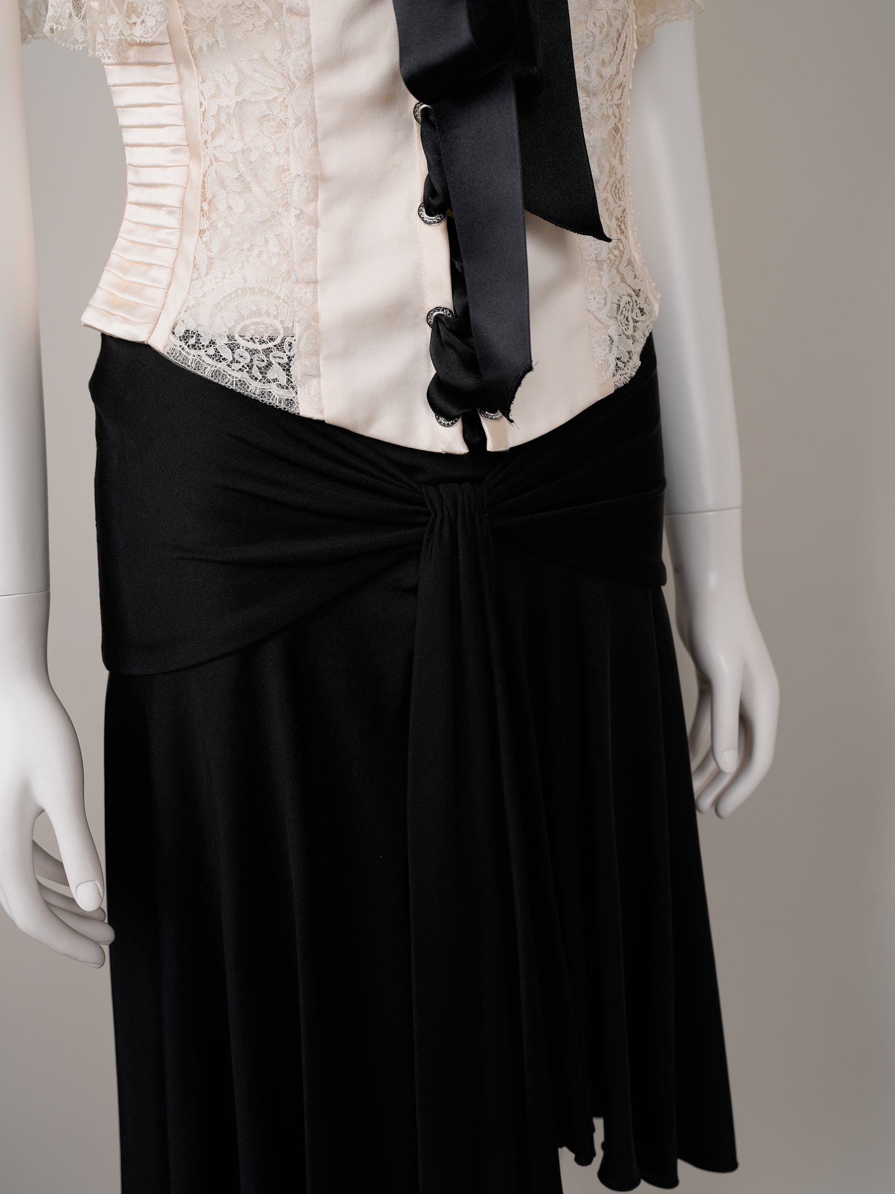 Valentino Spring/Summer 2004 Runway Angelic Ivory Lace Corset & Black Skirt Set - Pulled